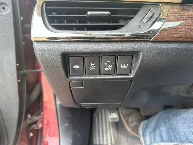 Used 2013  Toyota Limited image 19