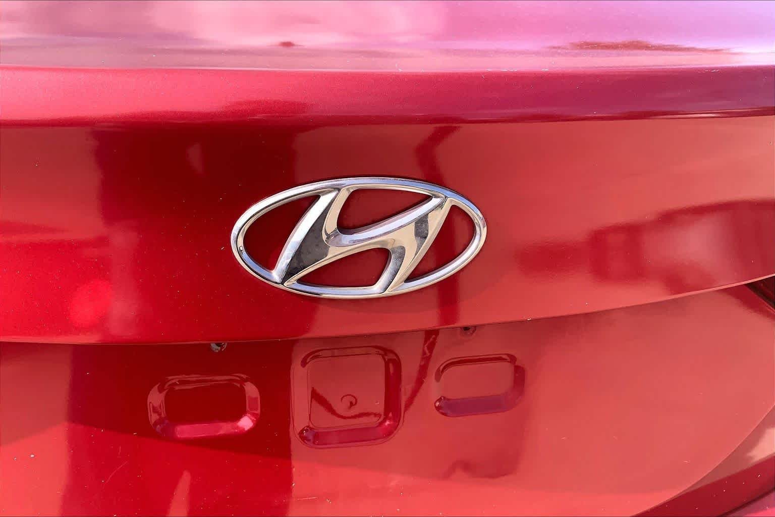 Used 2014 Geranium Red Hyundai SE image 31