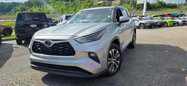 Used 2022 Silver Toyota XLE image 4