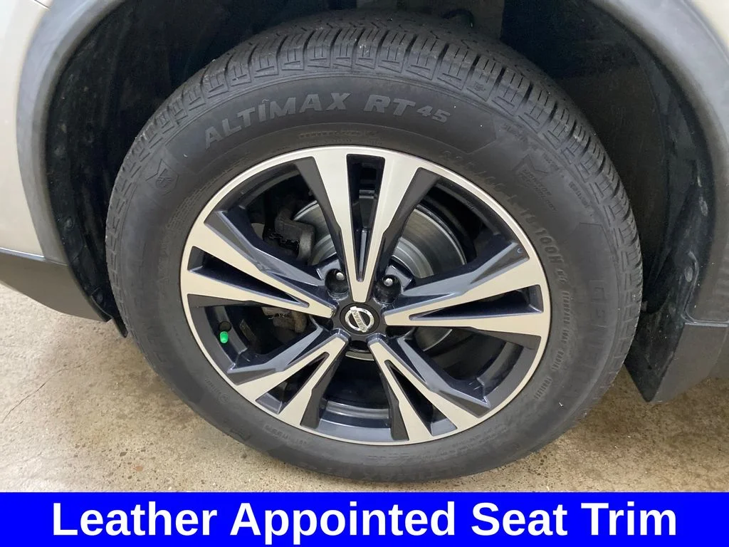 Used 2017 Silver Nissan SL image 15