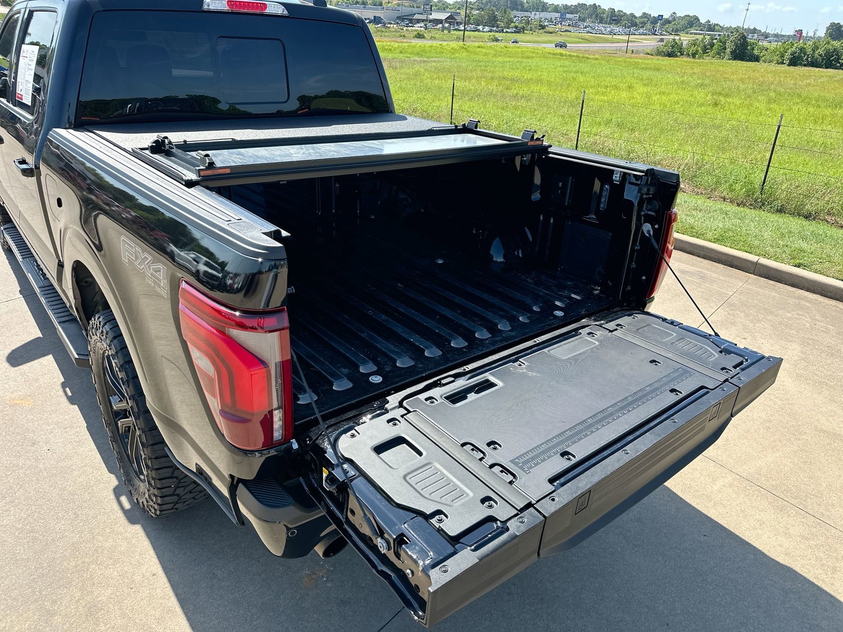 Used 2025 Black Metallic Ford LARIAT image 25