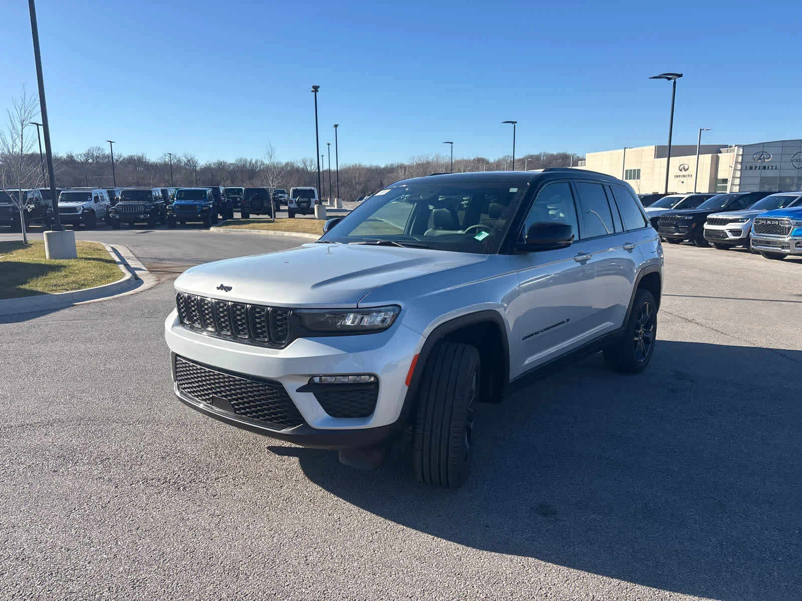 New 2025 Silver Zynith Exterior Paint Jeep Limited image 4