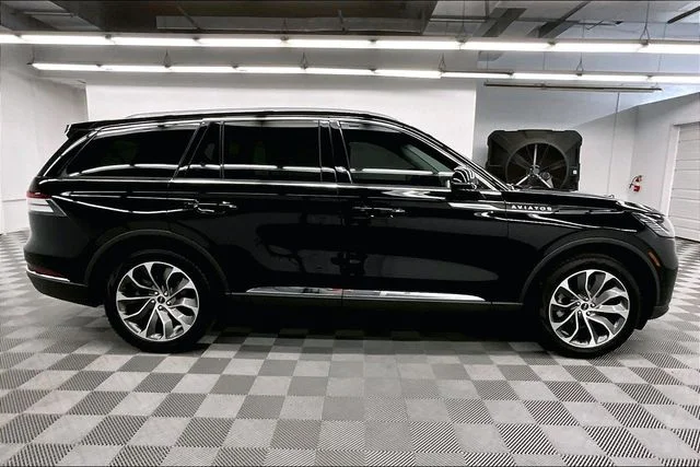 Used 2025 Infinite Black Metallic Clearcoat Lincoln Reserve image 14
