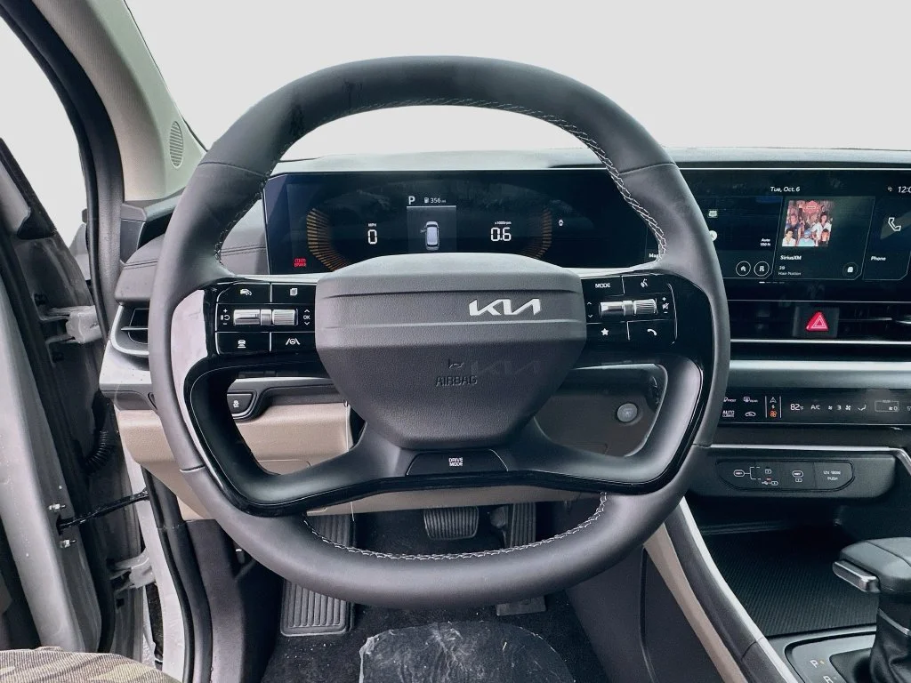 New 2027 Ceramic Silver Kia LXS image 11