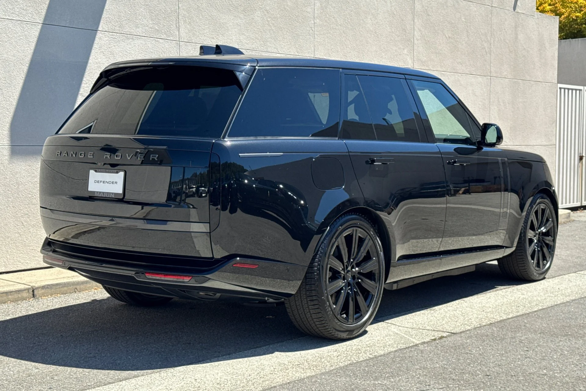 New 2026 Santorini Black Land Rover SE image 2