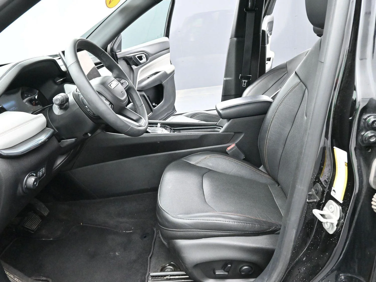 Used 2023 Diamond Black Crystal Pearlcoat Jeep Limited image 12