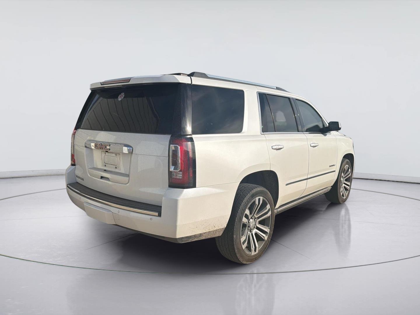Used 2019 White Frost Tricoat GMC Denali image 2