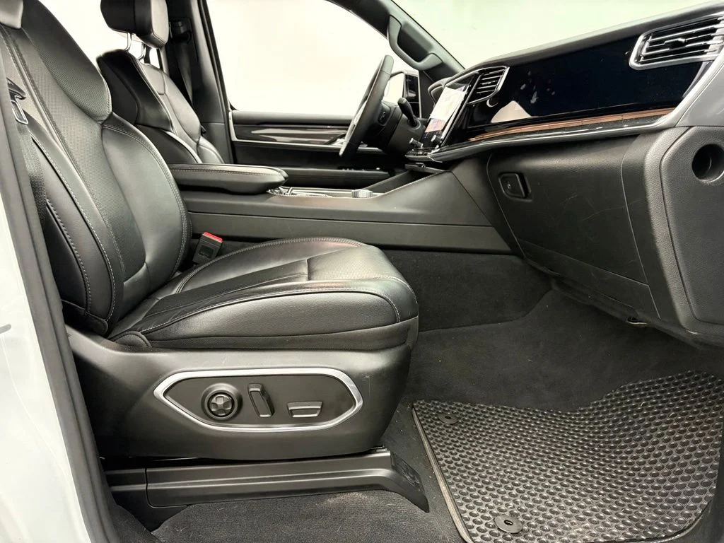 Used 2023 Bright White Clearcoat Jeep Base image 32