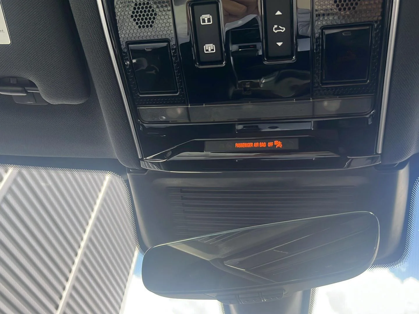 New 2026 Eiger Grey Metallic Land Rover SE image 21