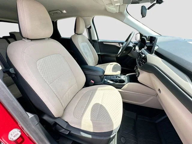 Used 2021 Red Ford SE image 27