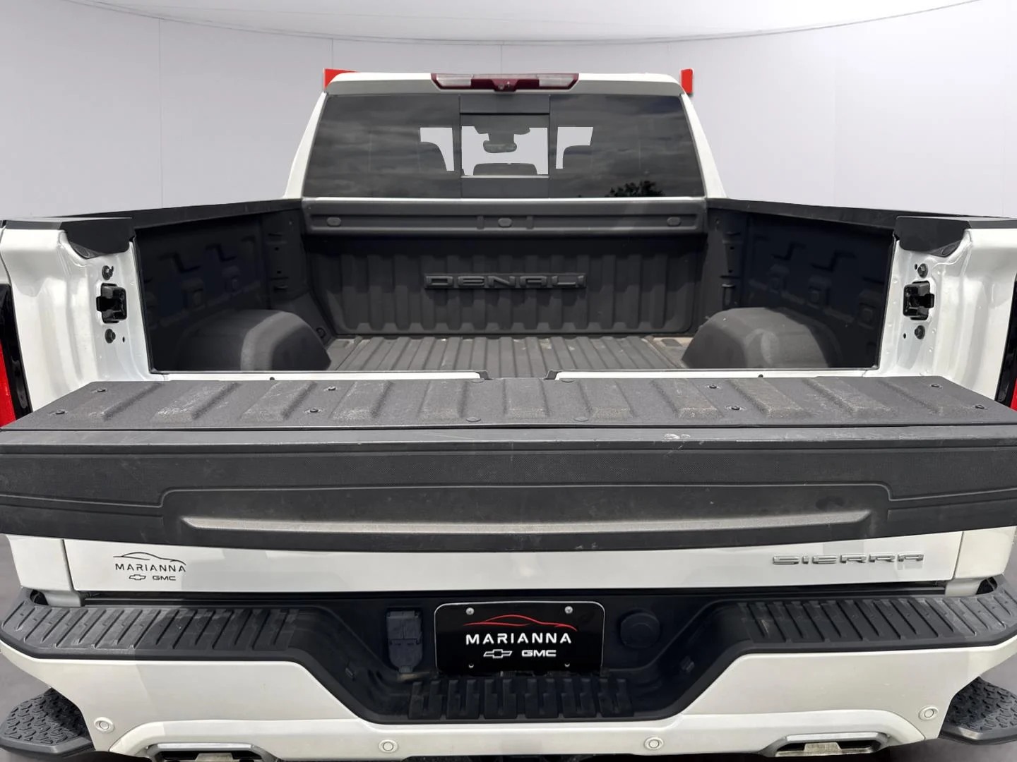 Used 2024 White Frost Tricoat GMC Denali Ultimate image 34