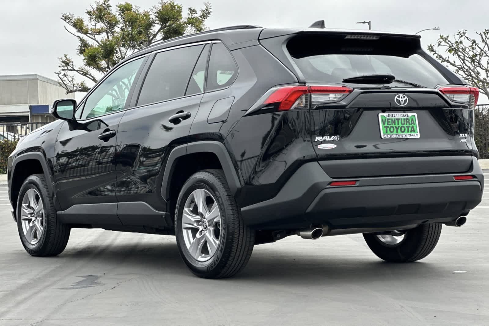 2025 Toyota RAV4 XLE - Photo 6