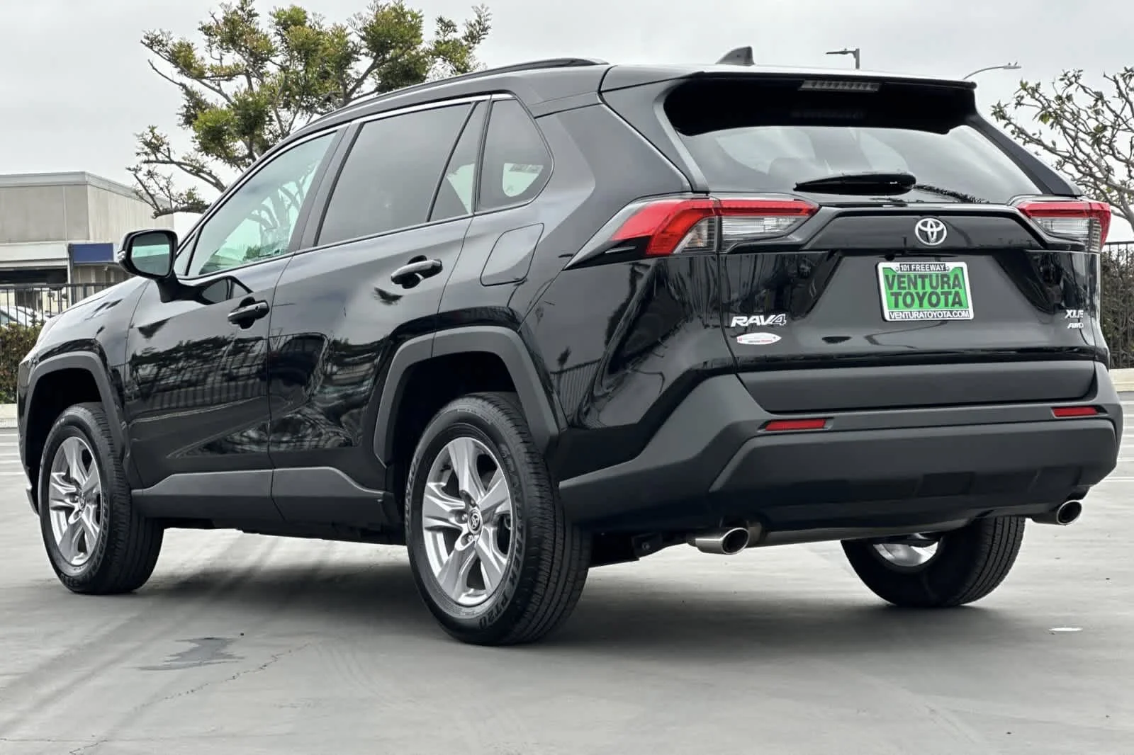 2025 Toyota RAV4 XLE - Photo 6