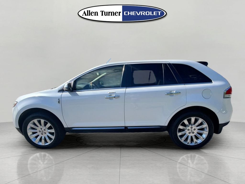 Used 2013 White Lincoln Base image 6