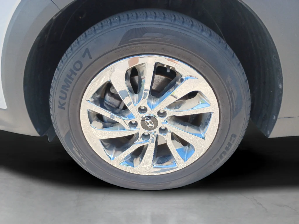 Used 2017 Silver Hyundai SE image 23