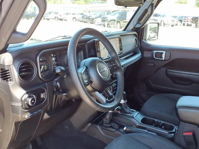 Used 2024  Jeep Rubicon image 19