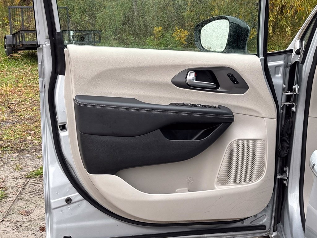 Used 2024 Silver Chrysler Touring L image 15