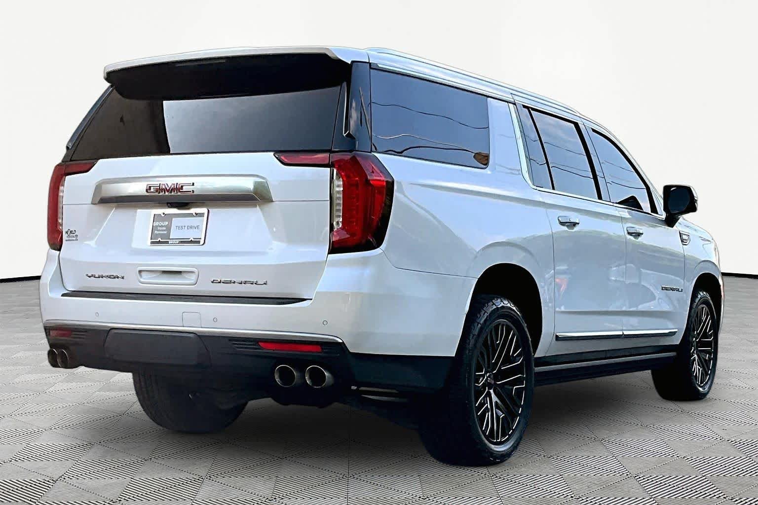 Used 2022 White Frost Tricoat GMC Denali image 13