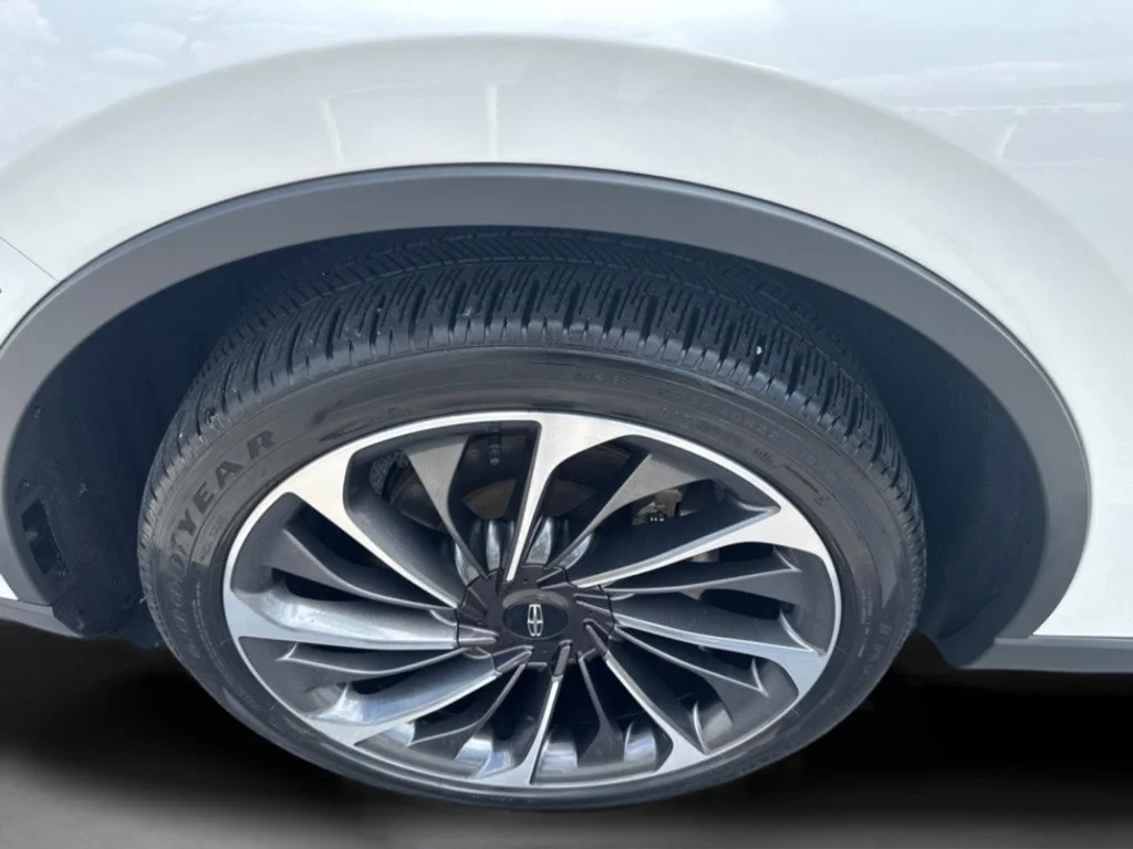 Used 2024 White Metallic Lincoln Reserve image 39