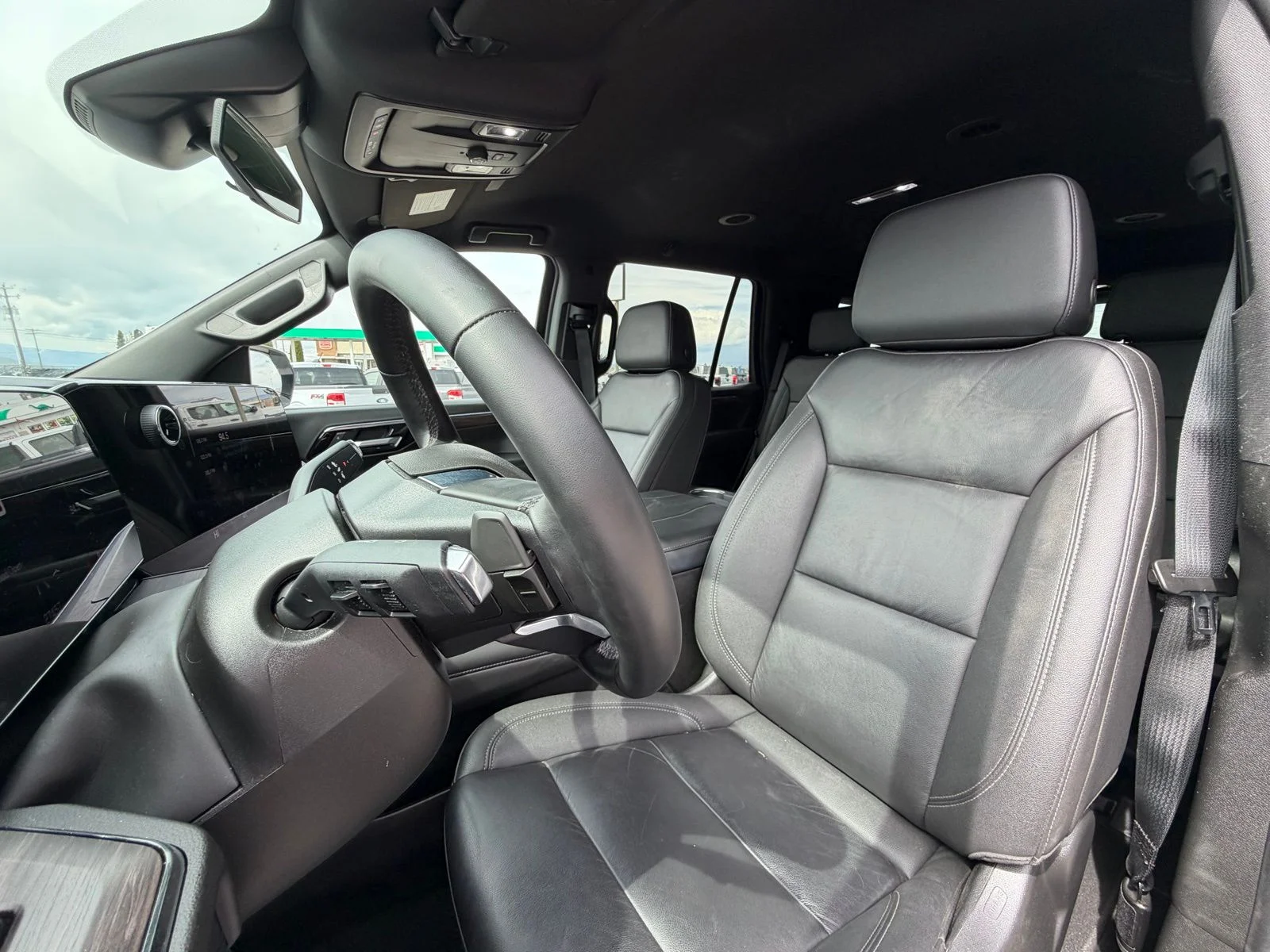 Used 2025 White Chevrolet LT image 12
