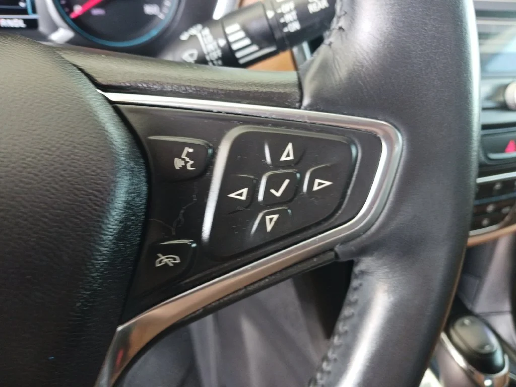 Used 2018 IRIDESCENT PEARL TRICOAT Chevrolet Premier image 33