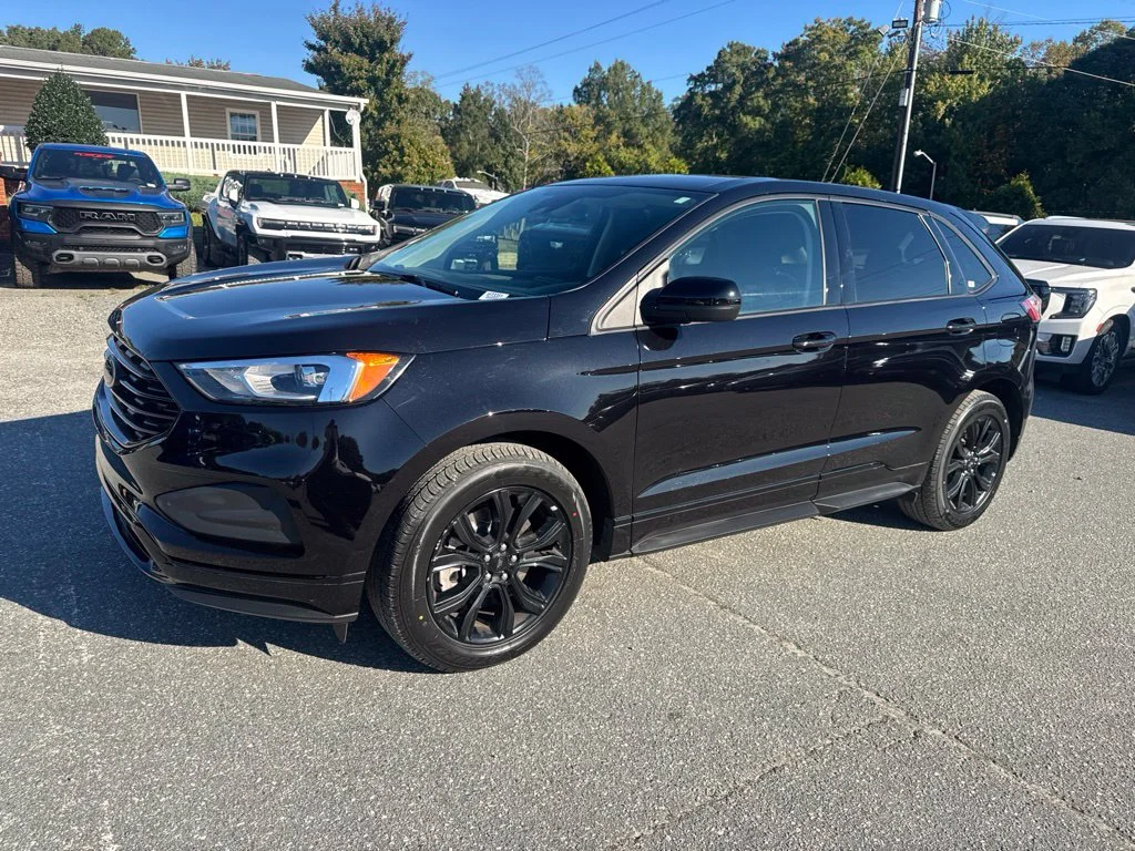 Used 2024 Black Ford SE image 1
