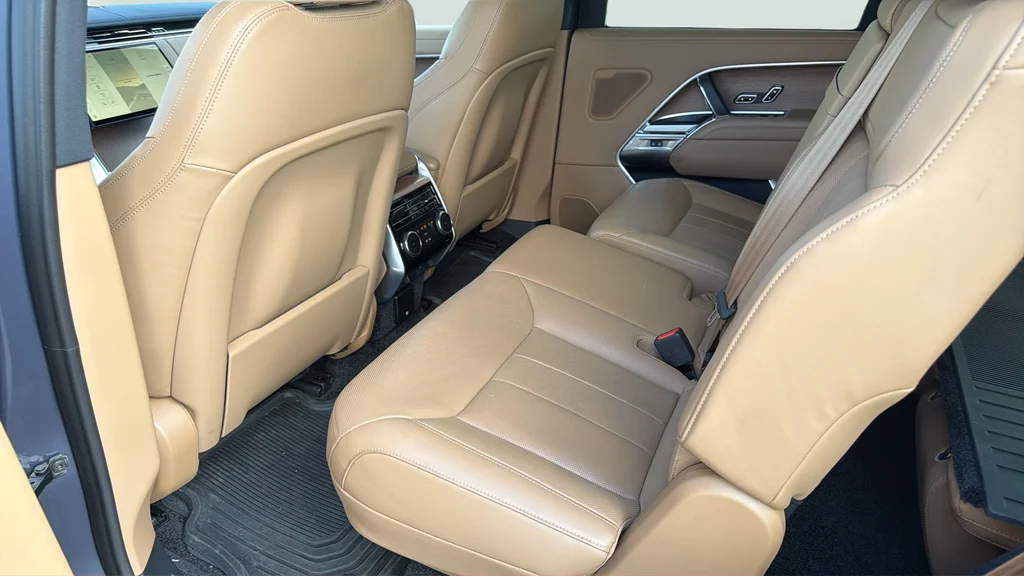 Used 2024 Blue Land Rover SE image 18