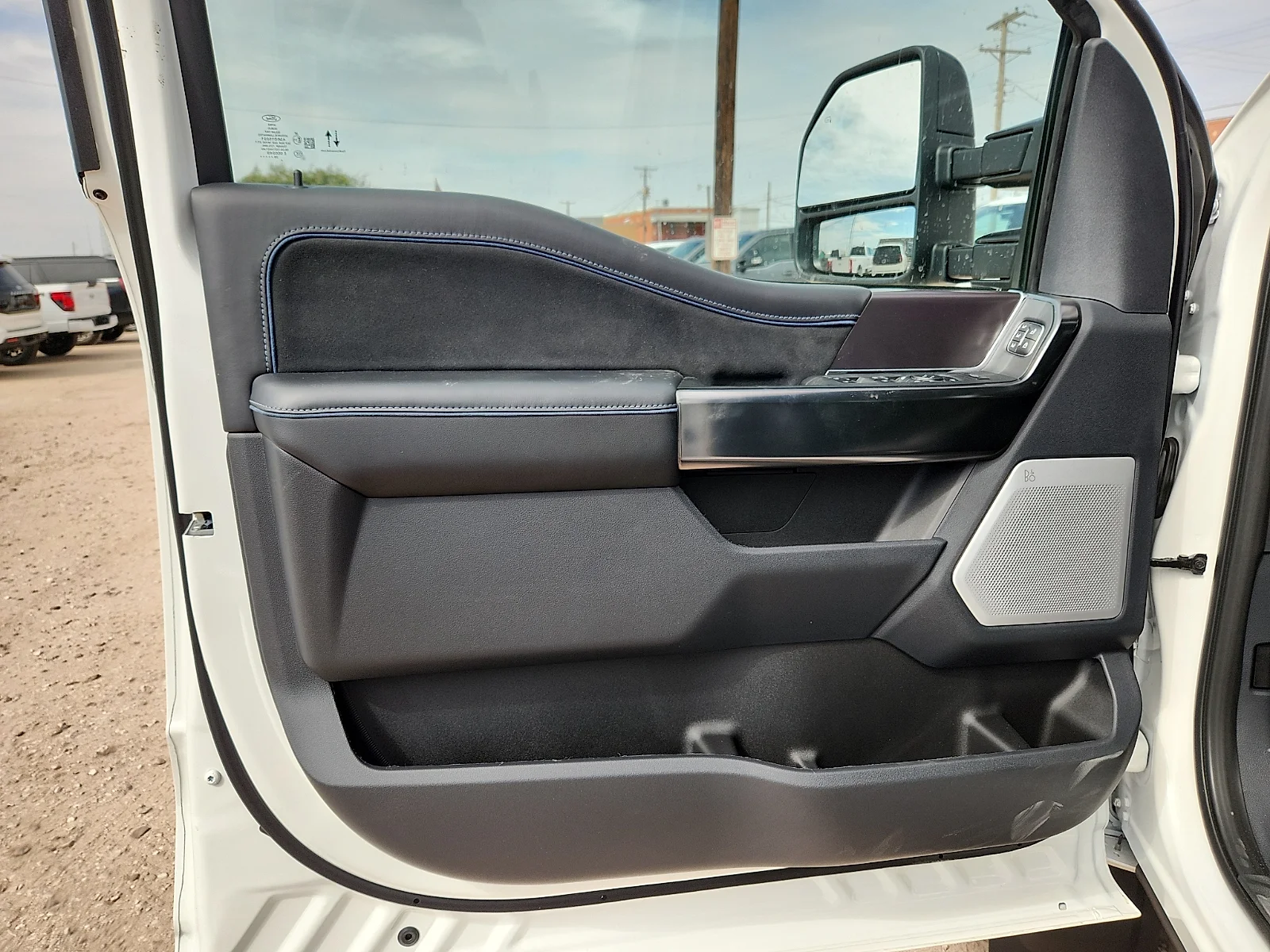 New 2027 Star White Metallic Tri-Coat Ford Platinum image 14