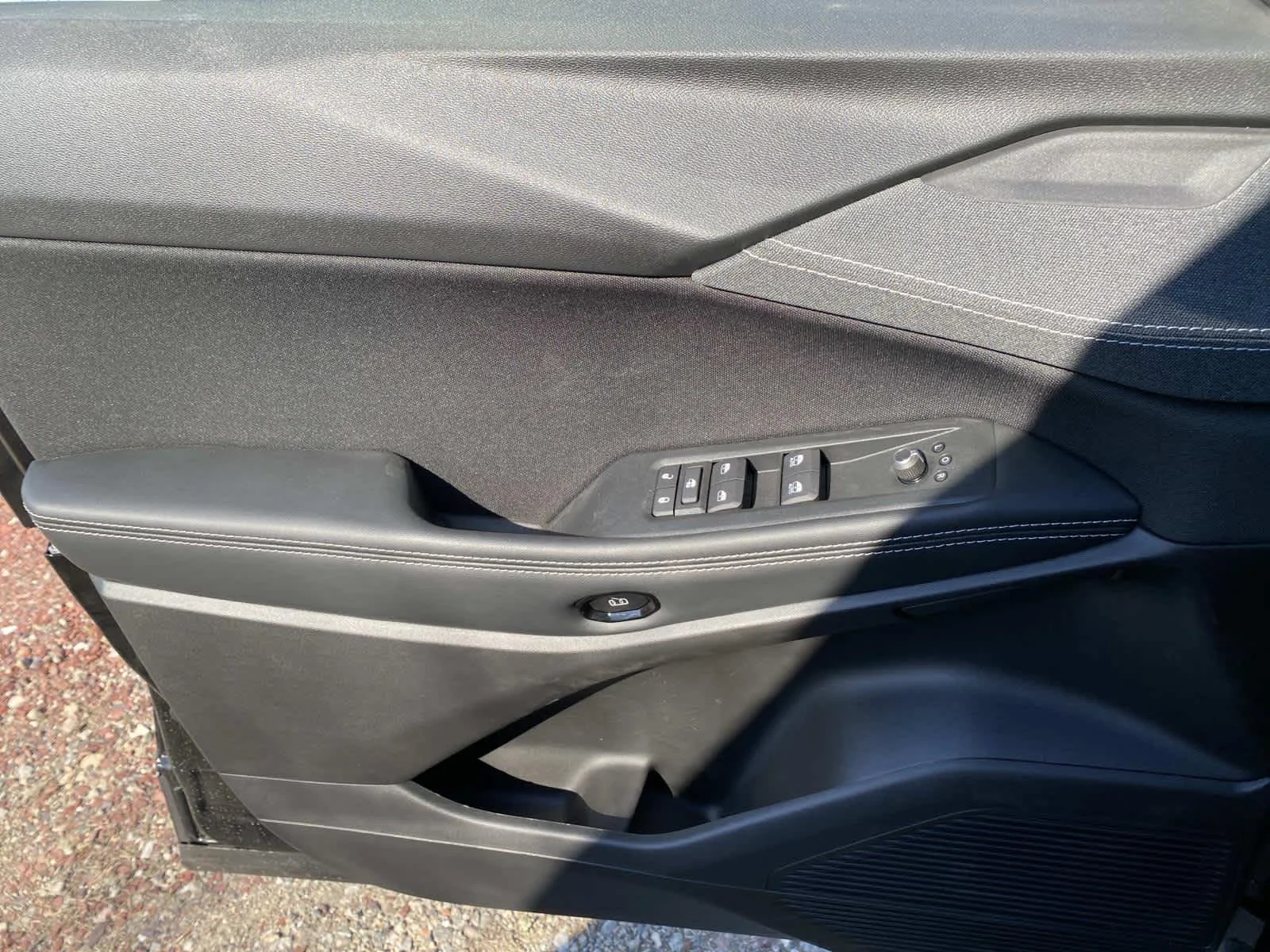 New 2026 Diamond Black Crystal Pearl-Coat Exterior Paint Jeep Laredo image 16