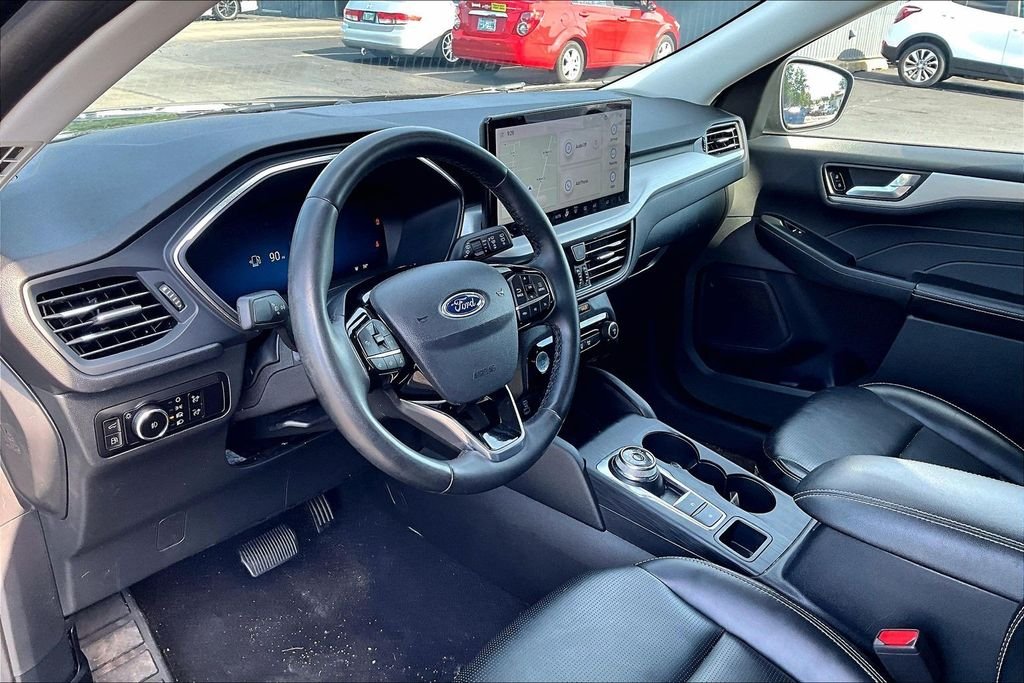 Used 2023 Black Metallic Ford Platinum image 10