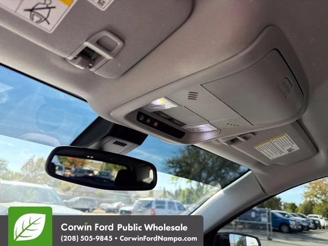Used 2021 Summit White GMC  image 21
