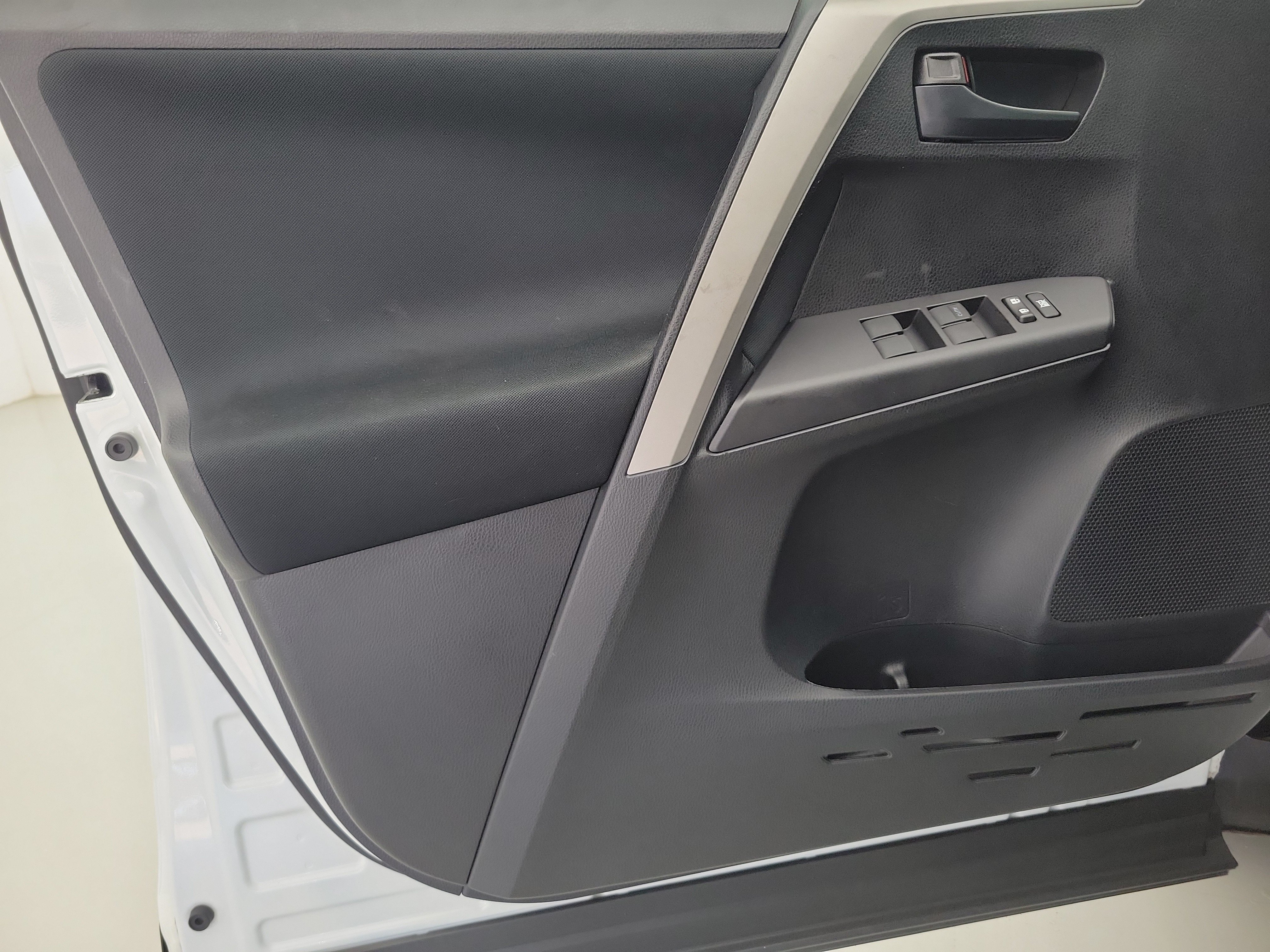 Used 2018 Super White Toyota LE image 20