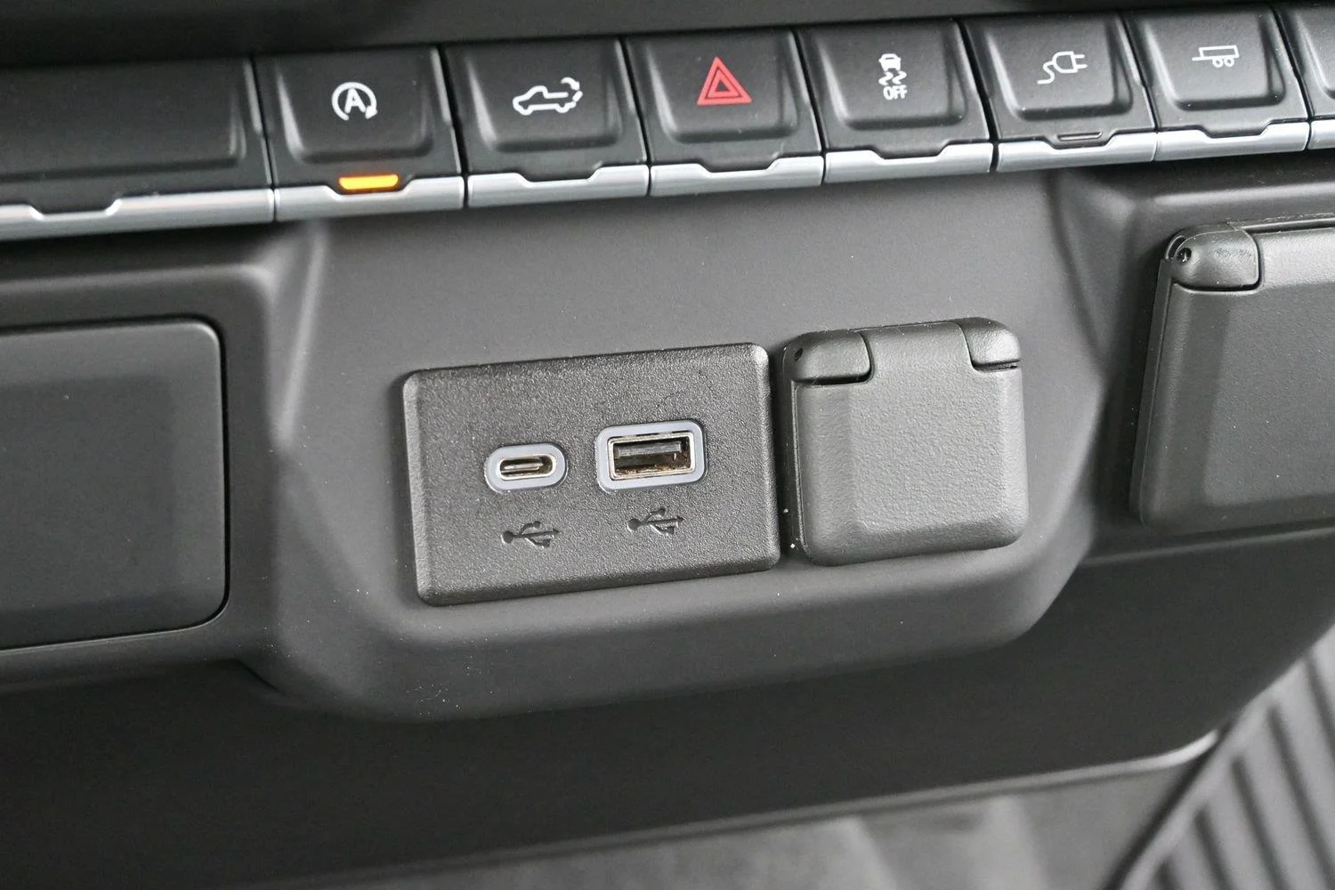 Used 2022 Summit White Chevrolet Custom image 24