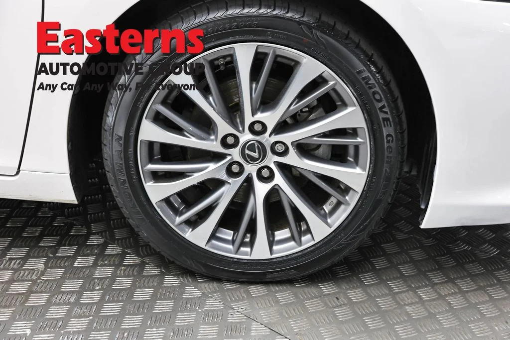 Used 2021 White Lexus 350 image 33