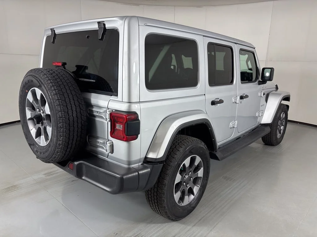 Used 2022 Silver Zynith Clearcoat Jeep Unlimited Sahara image 8