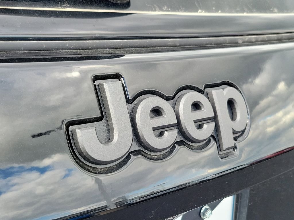 New 2026 Diamond Black Crystal Pearlcoat Jeep Latitude image 5