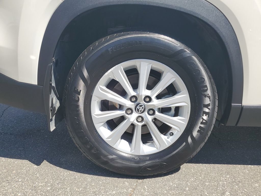 Used 2024 Cream Toyota XLE image 5