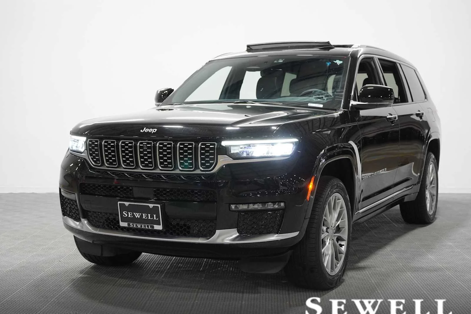 2023 Jeep Grand Cherokee L Summit 4x4's photo