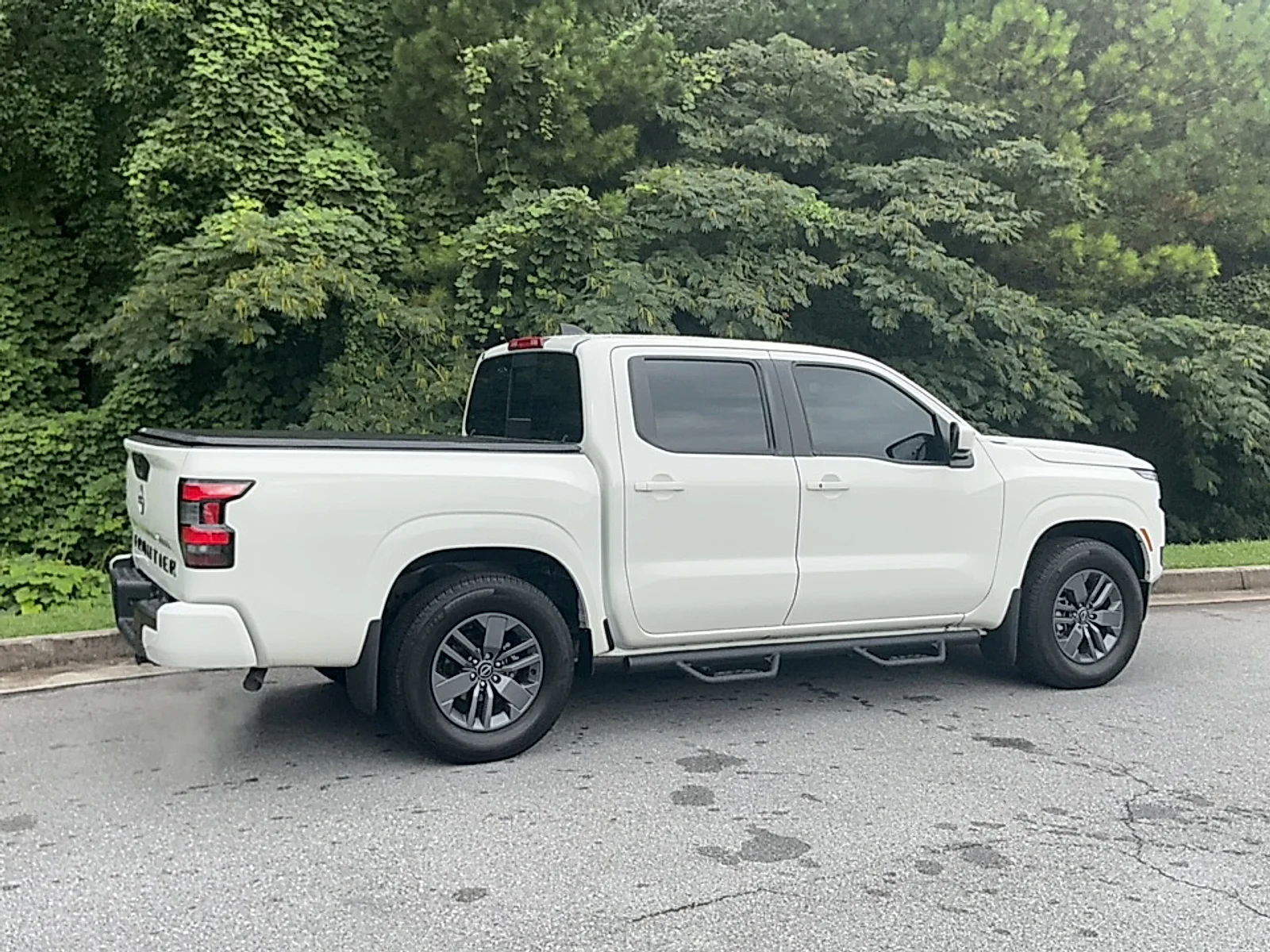 Used 2025  Nissan Crew Cab SV 4x2 image 2
