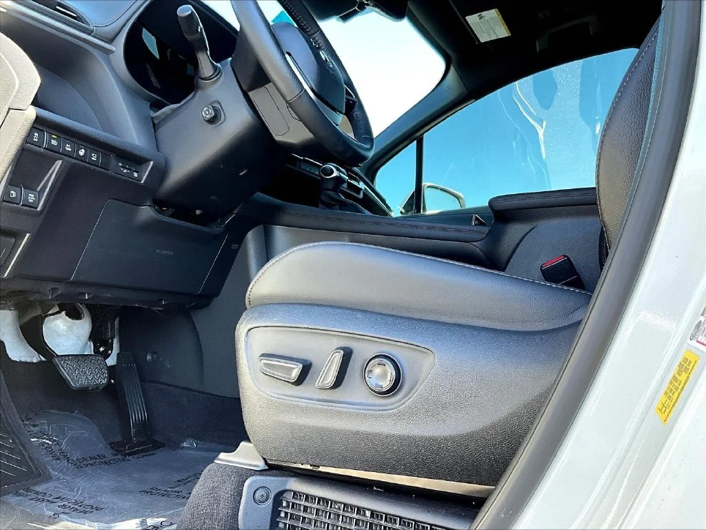 Used 2025 Wind Chill Pearl Toyota Platinum image 44