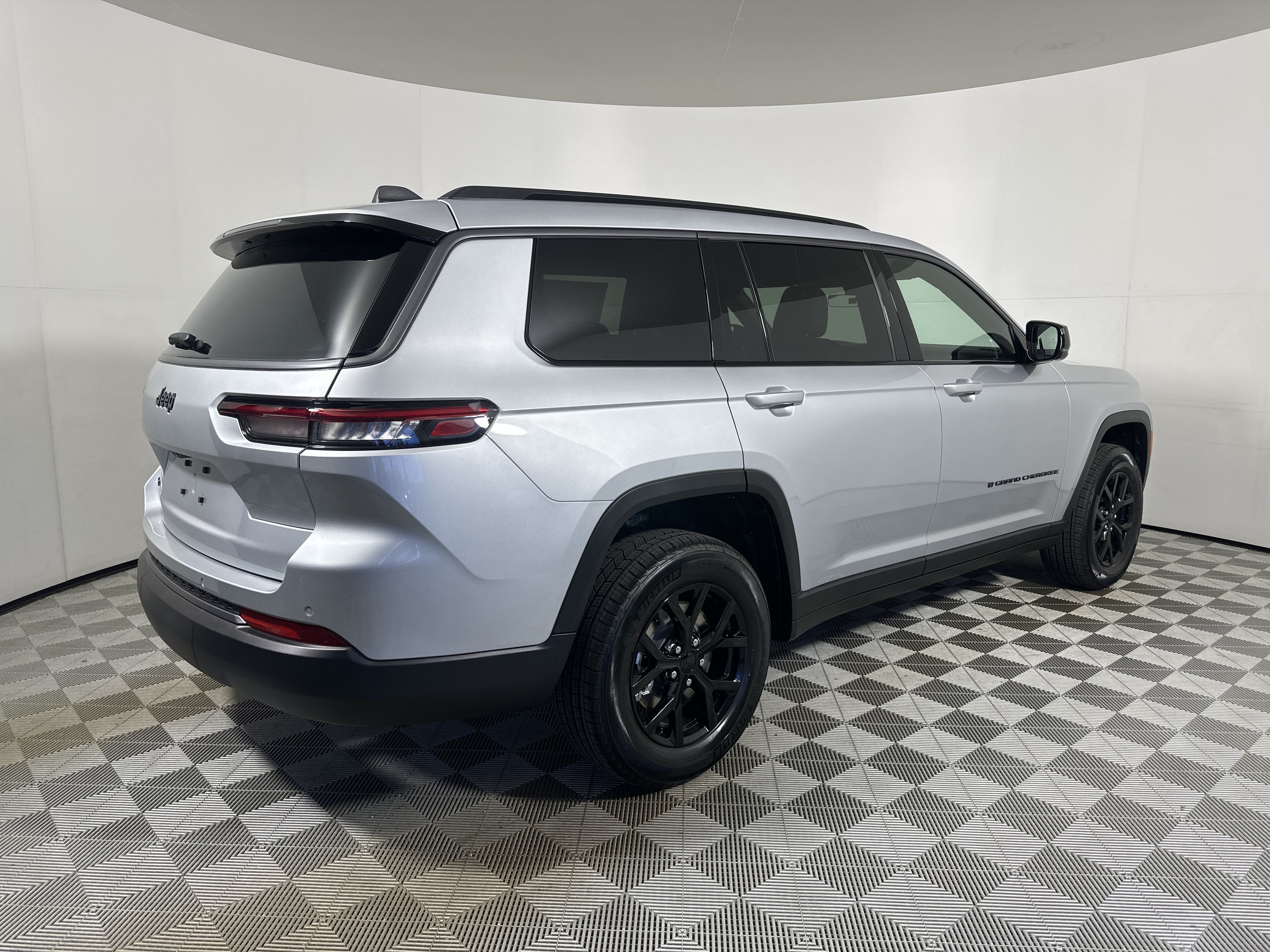 New 2026 Silver Zynith Jeep Laredo Altitude image 7
