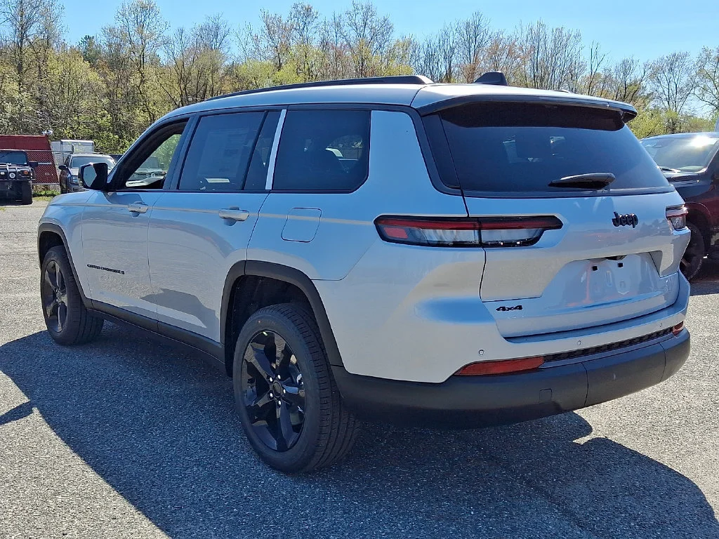 New 2026 Silver Zynith Exterior Paint Jeep Limited image 6