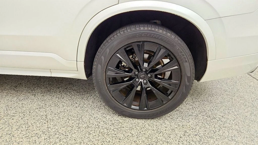Used 2021 Crystal White Metallic Volvo T6 AWD Momentum 7-Seater w/ 20’’  5-Multi Spoke Alloy Wheels image 9