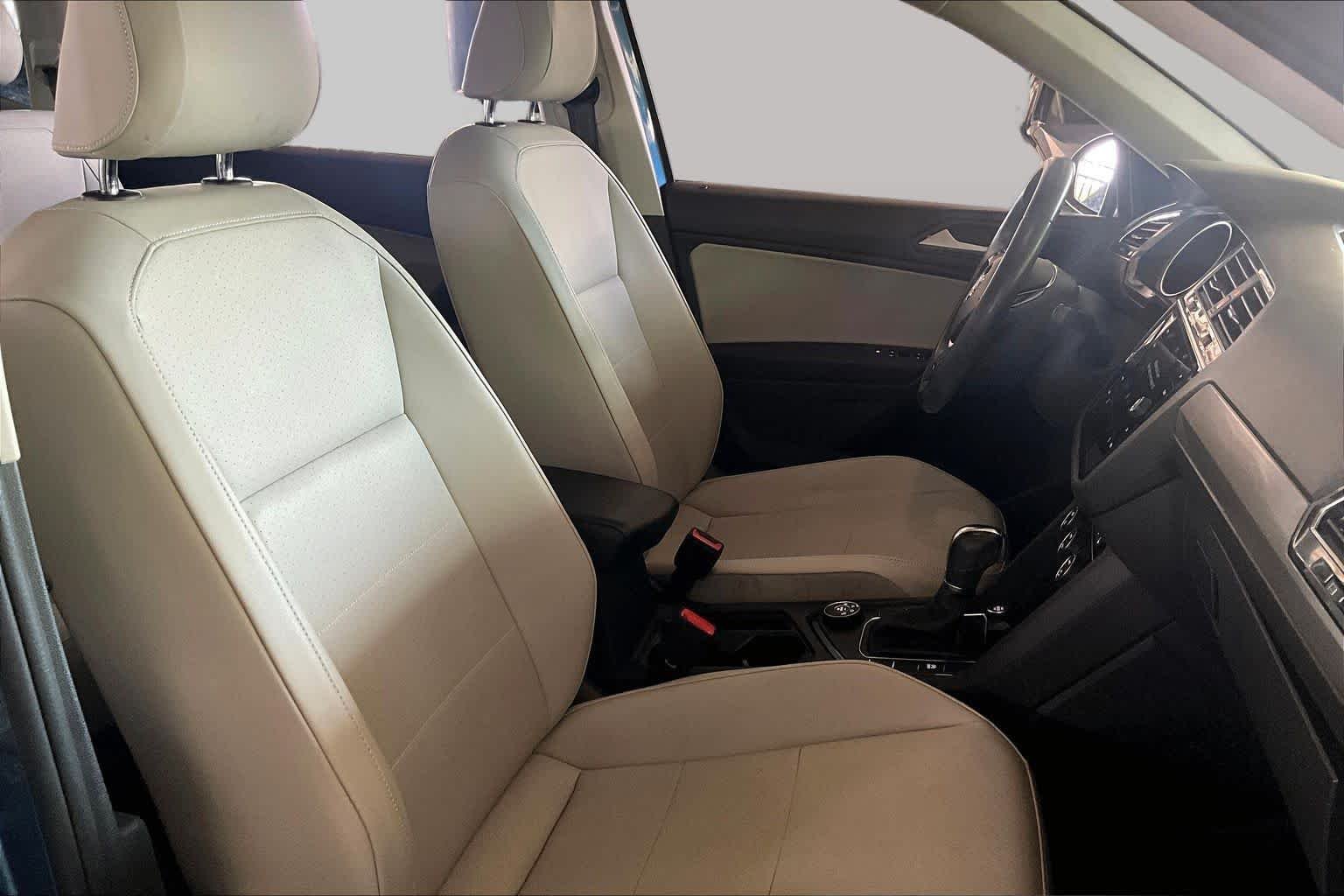 Used 2019 Silk Blue Metallic Volkswagen SE image 8