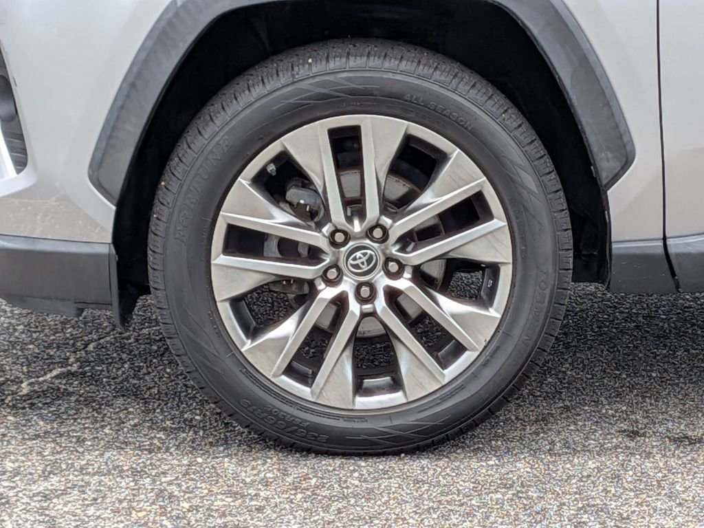 Used 2019 Silver Toyota XLE Premium image 11