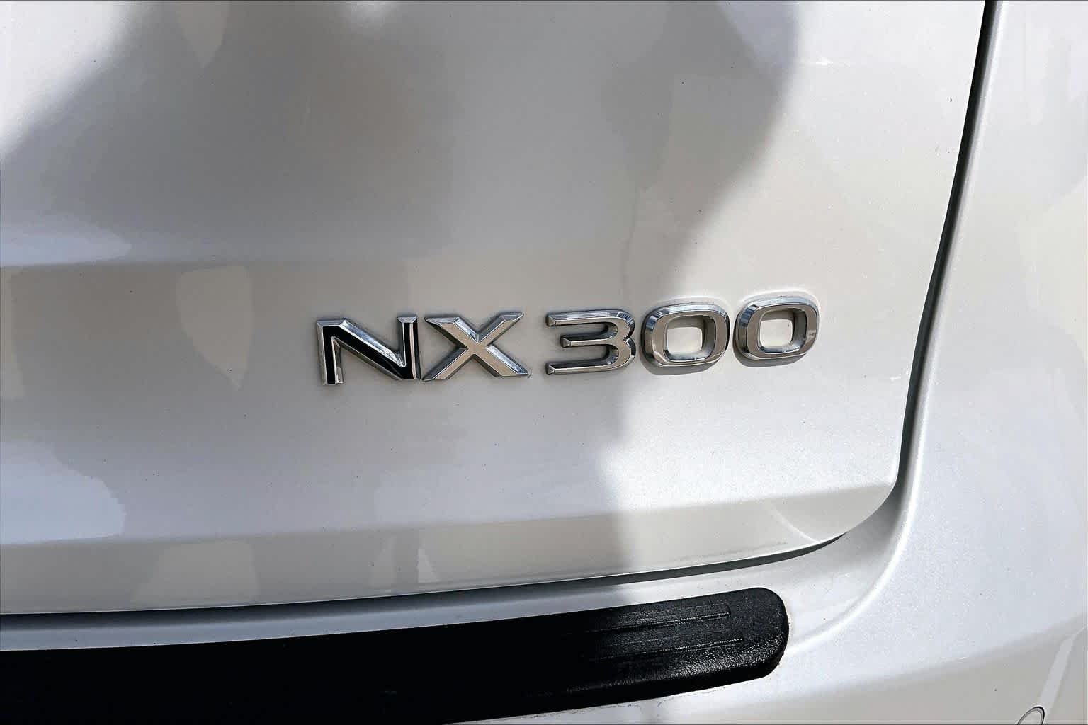 Used 2021 Eminent White Pearl Lexus  image 10