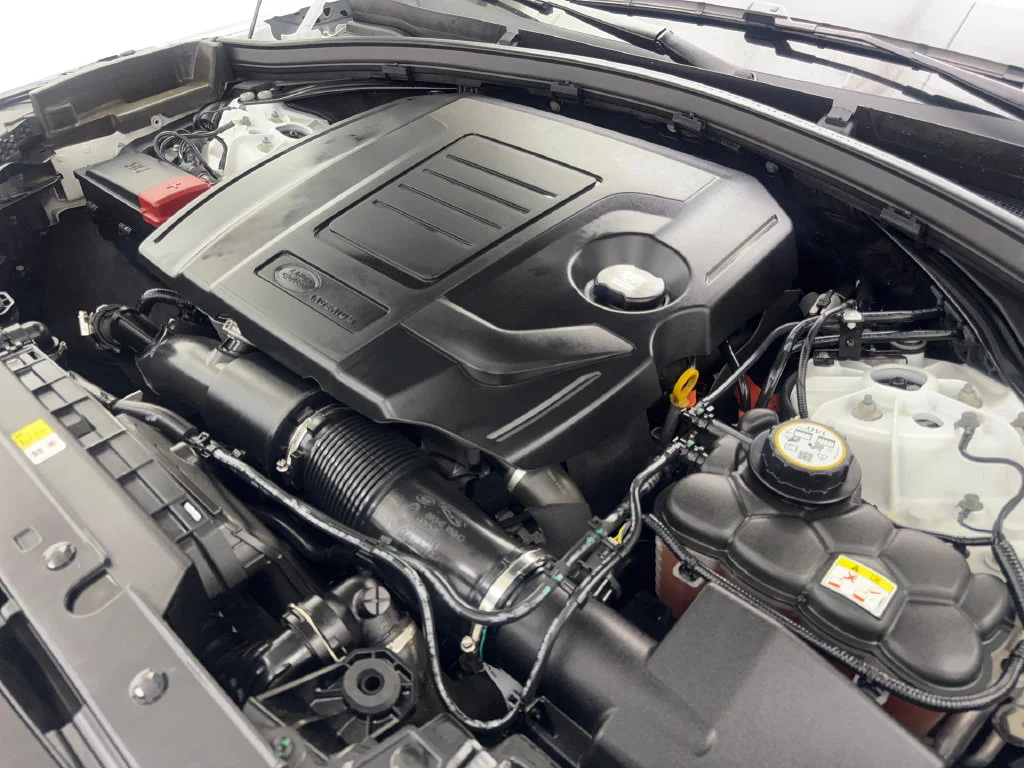 Used 2023 White Land Rover R-Dynamic S image 78
