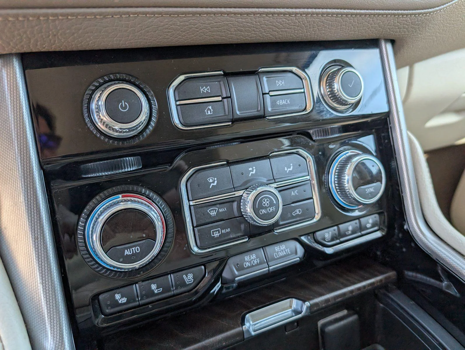 Used 2022 White Frost Tricoat GMC Denali image 20