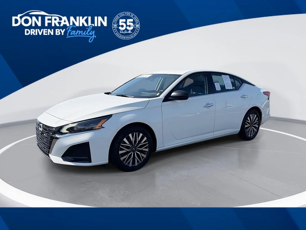 Used 2025 White Nissan 2.5 SV image 1