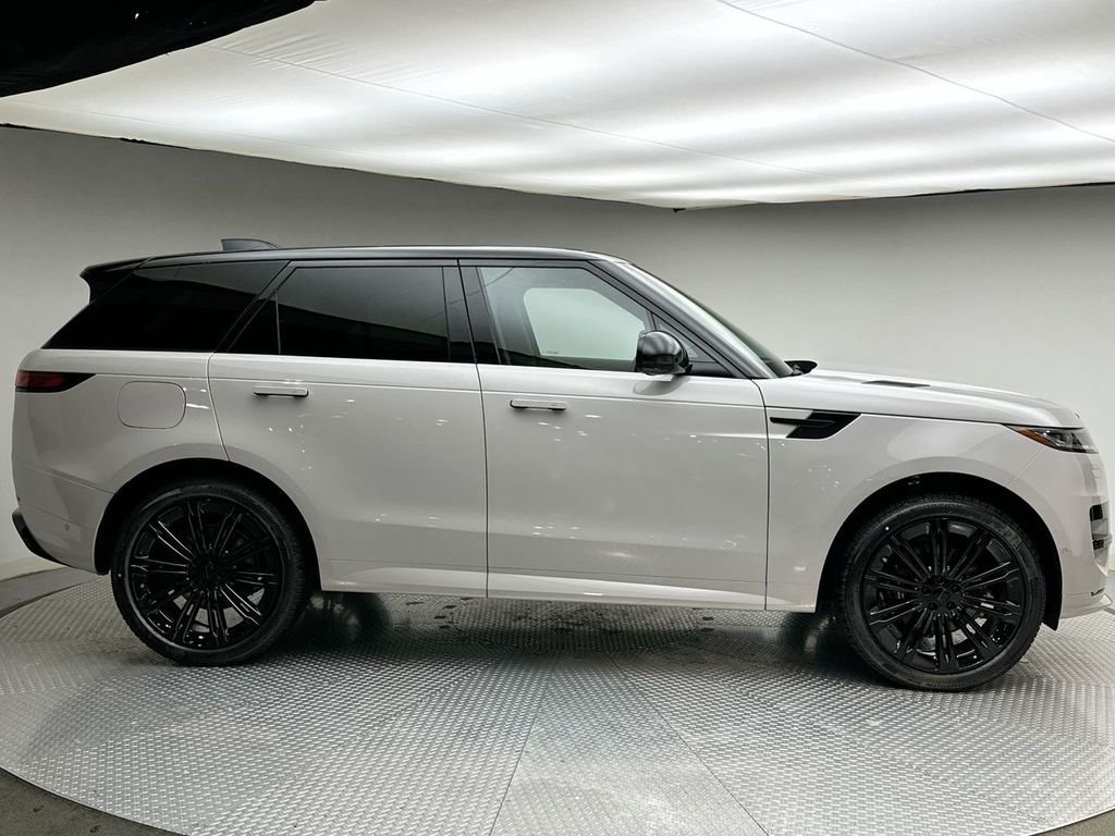 New 2026 Borasco Grey LAND ROVER Dynamic SE image 4